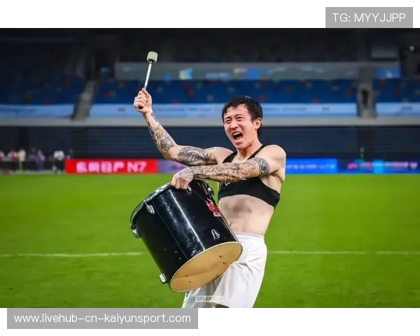 深圳新鹏城高位逼抢奏效，断球后两脚传递完成破门